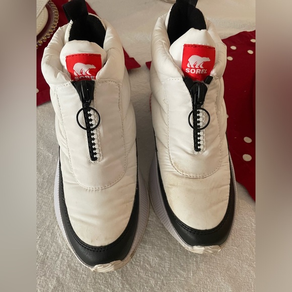 Sorrel Snow Sneaker like boot - Picture 2 of 4